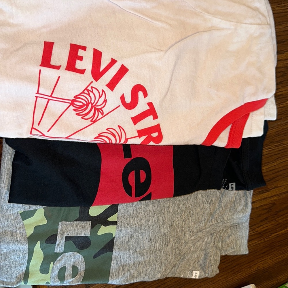 Bundle of 3 Levi’s shirts.